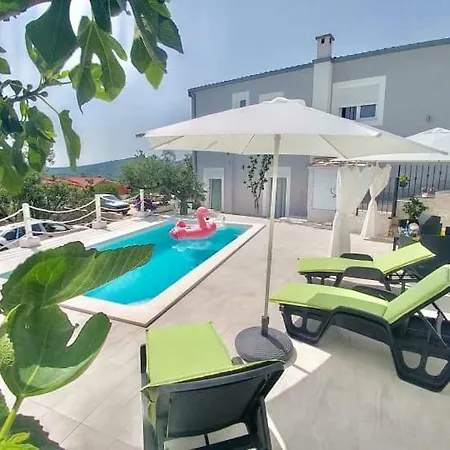 Nanara Lägenhet Gustirna