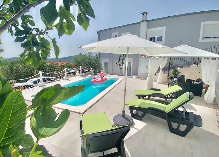 Nanara Lägenhet Gustirna