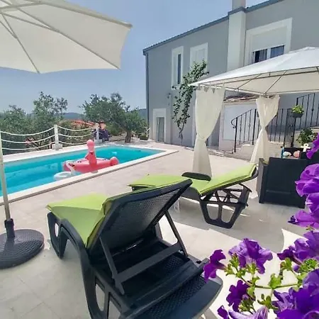 Nanara Apartment Gustirna